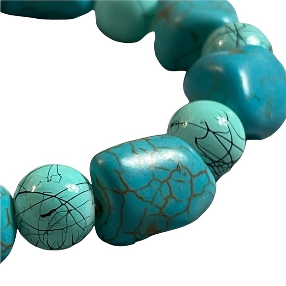 Turquoise dyed howlite, & turquoise round glass beaded bracelet NEW - Picture 3 of 6